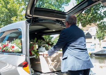 Rouwvervoer 6 Bloemen vervoeren bij uitvaart Uitvaartverzorging Pieter Dekker Heerhugowaard